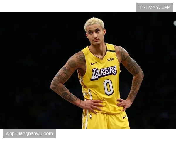 库兹马无球跑动提升空切效率 拉开湖人进攻空间