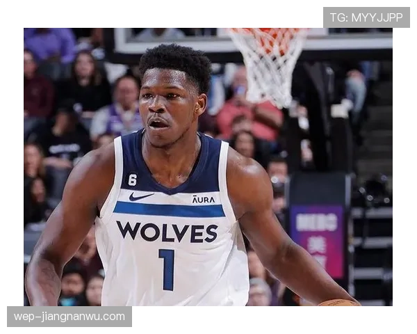 爱德华兹凭借突破拉开差距，提升球队关键时刻得分效率